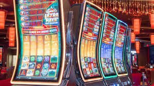 Platform rajaakurat menampilkan berbagai permainan slot dan live casino pada satu layar utama