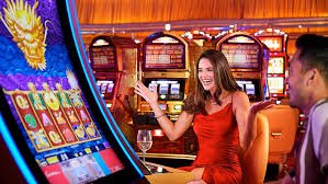 Antarmuka aplikasi rajaakurat menampilkan permainan slot Aviator, Sweet Bonanza, dan Games of Olympus dengan navigasi bawah yang responsif